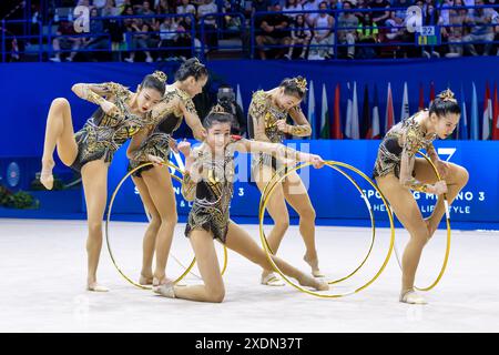 Team China lors des finales de groupe 5 cerceaux de FIG Coupe du monde de gymnastique rythmique, au Forum Unipol, Milan le 23 juin 2024 lors de la FINALE DE gymnastique rythmique - Coupe du monde 2024, gymnastique à Assago, Italie, le 23 juin 2024 Banque D'Images