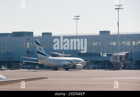 Bâle, Suisse - 2 octobre 2015 : El Al Boeing 737-800 code d'immatriculation de l'avion 4X-EKE sur le tarmac d'un aéroport, avec bâtiments terminaux et grou Banque D'Images