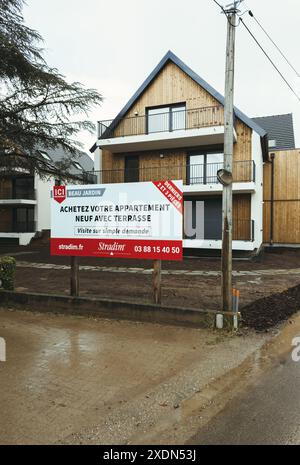 Strasbourg, France - 21 avril 2024 : un acheter un appartement neuf avec un panneau terrasse est affiché dans la rue en face des appartements de luxe par Stradim Develop Banque D'Images