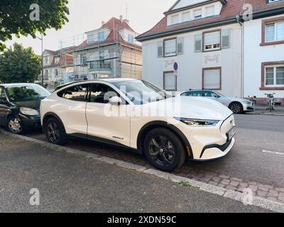 Strasbourg, France - 23 avril 2024 : une Mustang électrique est garée dans la rue dans une ville avec une maison en construction avec échafaudage visible en t Banque D'Images