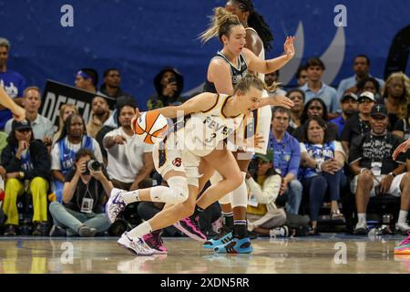 Chicago, États-Unis. 23 juin 2024. Chicago, USA, 23 juin 2024 : Kristy Wallace (3 Indiana Fever) dribble pendant le match entre le Chicago Sky et Indiana Fever le dimanche 23 juin 2024 à Wintrust Arena, Chicago, USA. (PAS D'USAGE COMMERCIAL) (Shaina Benhiyoun/SPP) crédit : SPP Sport Press photo. /Alamy Live News Banque D'Images