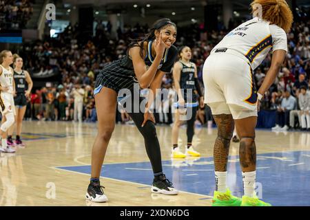 Chicago, États-Unis. 23 juin 2024. Chicago, USA, 23 juin 2024 : Angel Reese (5 Chicago Sky) fait des gestes devant la foule pendant le match entre le Chicago Sky et Indiana Fever le dimanche 23 juin 2024 à Wintrust Arena, Chicago, USA. (PAS D'USAGE COMMERCIAL) (Shaina Benhiyoun/SPP) crédit : SPP Sport Press photo. /Alamy Live News Banque D'Images