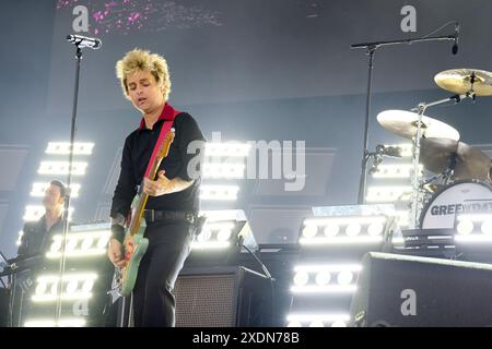 Newport, Royaume-Uni. 23 juin 2024. Billie Joe Armstrong, chanteur et guitariste du groupe de punk américain Green Day, se produit sur scène au Isle of Wight Festival. Crédit : SOPA images Limited/Alamy Live News Banque D'Images