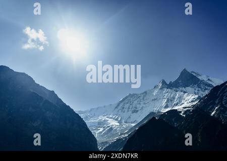 Machhapuchhare, Mt Fishtail dans l'Himalaya du Népal, Machapuchare, la montagne sacrée du Népal, Machhapuchhare : l'énigmatique pic Fishtail de Nepa Banque D'Images