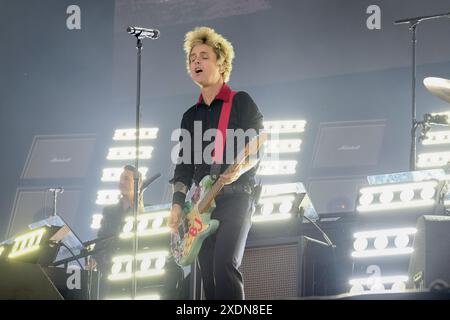 Newport, Royaume-Uni. 23 juin 2024. Billie Joe Armstrong, chanteur et guitariste du groupe de punk américain Green Day, se produit sur scène au Isle of Wight Festival. (Photo Dawn Fletcher-Park/SOPA images/SIPA USA) crédit : SIPA USA/Alamy Live News Banque D'Images