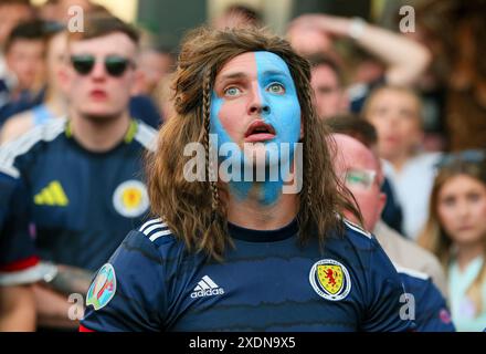 Glasgow, Royaume-Uni. 23 juin 2024. Dans le dernier match du Groupe A, du Championnat d'Europe de l'UEFA (EURO 24), l'Écosse a affronté la Hongrie à Stuttgart. Le score final était Ecosse 0 - 1 Hongrie, avec le but gagnant marqué par K Cosboth en 90 10 minutes. Cela met l'Écosse hors de la compétition et la déception est évidente avec les fans qui ont assisté à la Fan zone à Glasgow, en Écosse, au Royaume-Uni. Crédit : Findlay/Alamy Live News Banque D'Images