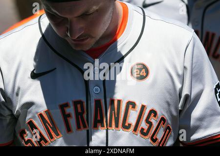 Louis, États-Unis. 23 juin 2024. Les Giants de San Francisco Patrick Bailey se promène dans la dugout portant le numéro 24 sur son uniforme lors d'un match contre les réunis Louis Cardinals au Busch Stadium à offert Louis le dimanche 23 juin 2024. Tous les joueurs des San Francisco Giants portent le patch pour honorer la vie de Willie Mays décédé le 18 juin 2024 à l'âge de 93 ans. Photo de Bill Greenblatt/UPI crédit : UPI/Alamy Live News Banque D'Images