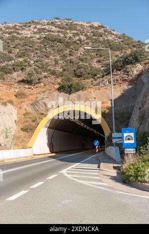 Héraklion Crète Grèce Europe. Entrée sortie d'un tunnel de montagne le long de la route nationale E75 près d'Héraklion nord de la Crète Banque D'Images