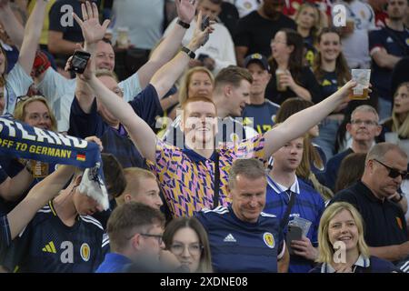 Stuttgart, Allemagne. 24 juin 2024. Célébrations avant le match entre l'Écosse et la Hongrie à Stuttgart lors de L'EURO 2024 crédit : Paul Blake/Alamy News Banque D'Images