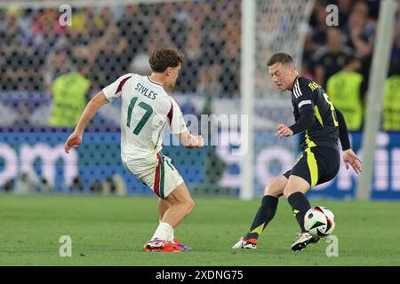 Stuttgart, Allemagne. 23 juin 2024. Callum Styles (Hongrie)Callum McGregor (Ecosse) lors du match UEFA Euro Allemagne 2024 entre l'Ecosse 0-1 Hongrie à Stuttgart Arena le 23 juin 2024 à Stuttgart, Allemagne. Crédit : Maurizio Borsari/AFLO/Alamy Live News crédit : Aflo Co. Ltd./Alamy Live News Banque D'Images