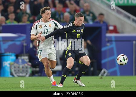 Stuttgart, Allemagne. 23 juin 2024. Callum McGregor (Ecosse)Callum Styles (Hongrie) lors du match UEFA Euro Allemagne 2024 entre l'Ecosse 0-1 Hongrie à Stuttgart Arena le 23 juin 2024 à Stuttgart, Allemagne. Crédit : Maurizio Borsari/AFLO/Alamy Live News crédit : Aflo Co. Ltd./Alamy Live News Banque D'Images