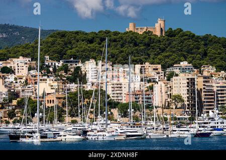 castillo de Bellver et puerto de Palma. Palma, Majorque, islas Baleares, Espagne. Banque D'Images