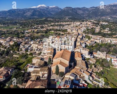 Campanet village avec la Sierra de Tramuntana enneigée en arrière-plan, Majorque, Iles Baléares, Espagne. Banque D'Images