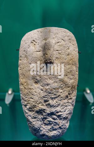 Figure monolithique en relief schématique, culture Chanka, silo IV-VIII d'après Christ, granit gris sculpté, Musée sa Bassa Blanca (msbb). Yannick vu et Ben Jakober , Alcudia, Majorque, Espagne. Banque D'Images