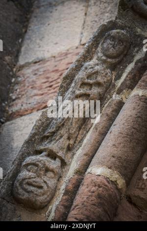 Église Santa Maria de Eunate , façade romane, XIIe siècle, vallée d'Ilzarbe, Navarre, Espagne. Banque D'Images