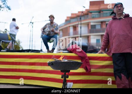 Barcelone, Espagne. 23 juin 2024. Un homme chante pendant la célébration de la Saint-Jean. Connu localement sous le nom de San Joan, ce jour-là et toute la nuit, les gens de toute l'Espagne se rassemblent dans les rues pour manger des bonbons traditionnels et lancer des pétards et des feux d'artifice. Crédit : SOPA images Limited/Alamy Live News Banque D'Images