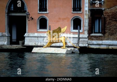 Lion d'or, Leone d'oro, sur le canal Grande, Venise, Italie Banque D'Images