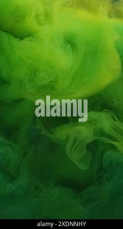 Nuage de vapeur scintillant. Eau éclaboussée d'encre. Flou vert néon flou particules chatoyantes texture fumée explosion vague fond d'art abstrait. Banque D'Images