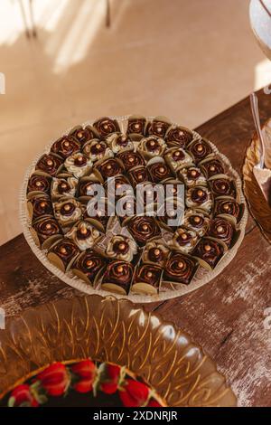 Une présentation de chocolats assortis disposés en cercle sur une table en bois Banque D'Images