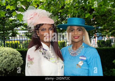 Ascot, Royaume-Uni. 22 juin 2024. Lauren Guadelope avec sa maman Mary Guadeloupe qui pire une robe bleue Stella McCartney au jour cinq de Royal Ascot à Ascot Racecourse dans le Berkshire. Crédit : Maureen McLean/Alamy Live News Banque D'Images