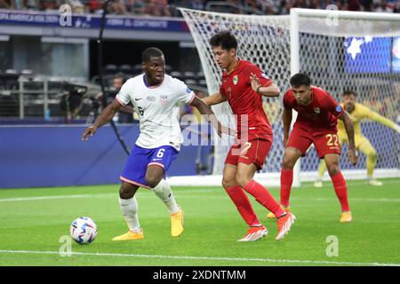 Arlington, États-Unis. 23 juin 2024. ARLINGTON, TX - 23 JUIN : Yunus Musah des États-Unis contrôle le ballon sous la pression des joueurs de Bolivie lors d'un match entre les États-Unis et la Bolivie dans le cadre du groupe C de CONMEBOL Copa America 2024 au AT&T Stadium le 23 juin 2024 à Arlington, États-Unis. (Photo par Alejandro Salazar/PxImages) crédit : Px images/Alamy Live News Banque D'Images