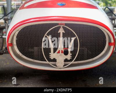 Castellarquato, Italie - 22 juin 2024 Rallye drapeau d'argent , voiture de course maserati rouge et blanc classique avec une calandre avant et emblème proéminents, showcasi Banque D'Images