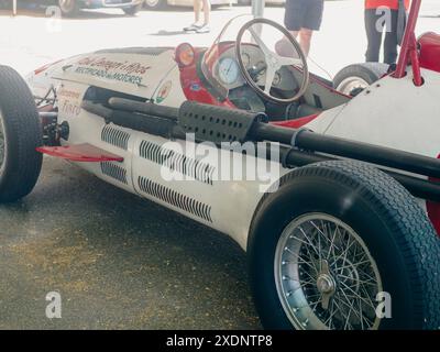 Castellarquato, Italie - 22 juin 2024 Rallye drapeau d'argent , voiture de course maserati vintage blanche debout sur l'asphalte avec des spectateurs et d'autres voitures dans le Banque D'Images