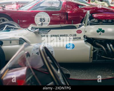 Castellarquato, Italie - 22 juin 2024 Silver Flag Rally , voiture de course vintage blanche avec moteur exposé garé à côté de voiture de course vintage rouge à l'extérieur Banque D'Images