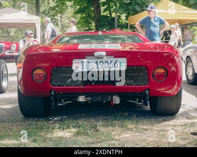 Castellarquato, Italie - 22 juin 2024 Rallye drapeau d'argent , vue arrière d'une voiture de course classique rouge garée sur l'herbe lors d'un salon de voiture en plein air ensoleillé avec spe Banque D'Images