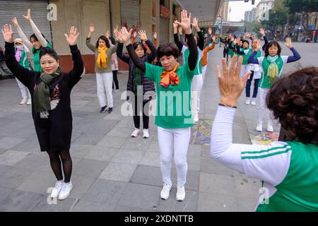 Un groupe de femmes danse tôt le matin près du lac Hoan Kiem à Hanoi Banque D'Images