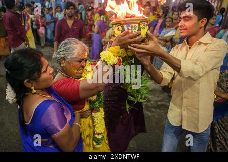 Les pèlerins célèbrent lors d'un festival de temple local à Madurai Banque D'Images