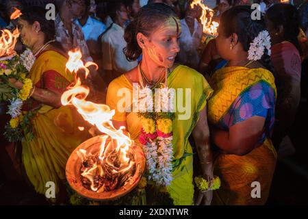 Les pèlerins célèbrent lors d'un festival de temple local à Madurai Banque D'Images