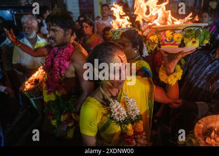 Les pèlerins célèbrent lors d'un festival de temple local à Madurai Banque D'Images