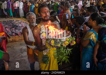 Les pèlerins célèbrent lors d'un festival de temple local à Madurai Banque D'Images