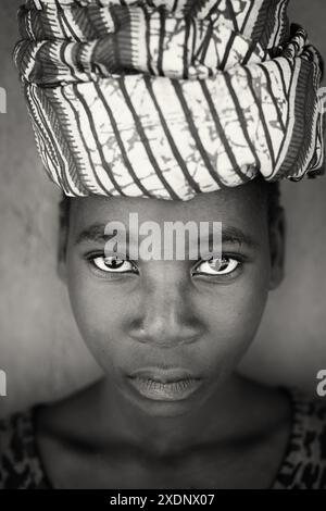 Jeune femme porte un foulard traditionnel dans un village près de Ntchisi. Le Malawi est un des pays les plus pauvres du monde. Banque D'Images