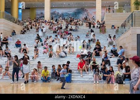 JINAN, CHINE - 23 JUIN 2024 - les gens sont assis sur les marches de la salle du musée du Shandong pour se rafraîchir dans la province du Shandong, province du Shandong en Chine orientale Banque D'Images