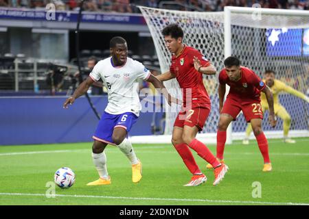 Arlington, Arlington, Texas, États-Unis. 23 juin 2024. Yunus Musah des États-Unis contrôle le ballon sous la pression des joueurs de Bolivie lors d'un match entre les États-Unis et la Bolivie dans le cadre du groupe C de CONMEBOL Copa America 2024 au AT&T Stadium le 23 juin 2024 à Arlington, États-Unis. (Photo par Alejandro Salazar/PxImages) (crédit image : © Alejandro Salazar/PX Imagens via ZUMA Press Wire) USAGE ÉDITORIAL SEULEMENT! Non destiné à UN USAGE commercial ! Crédit : ZUMA Press, Inc/Alamy Live News Banque D'Images