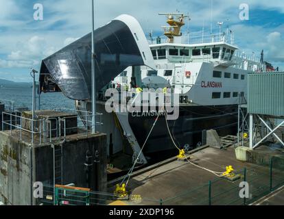 MV Clansman, Caledonian MacBrayne Ferry avec portes arquées surélevées comme on le voit à travers les fenêtres de la zone d'attente du terminal de ferry d'Oban, Oban, Écosse, Royaume-Uni. Banque D'Images