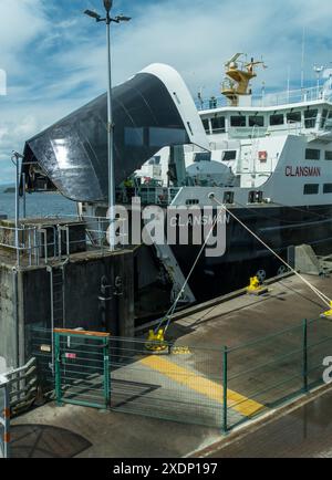 MV Clansman, Caledonian MacBrayne car Ferry avec portes arquées surélevées comme on le voit à travers les fenêtres de la zone d'attente du terminal de ferry d'Oban, Oban, Écosse, Royaume-Uni. Banque D'Images