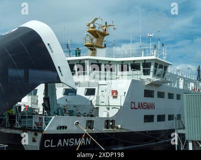 MV Clansman, Caledonian MacBrayne car Ferry avec portes arquées surélevées comme on le voit à travers les fenêtres de la zone d'attente du terminal de ferry d'Oban, Oban, Écosse, Royaume-Uni. Banque D'Images