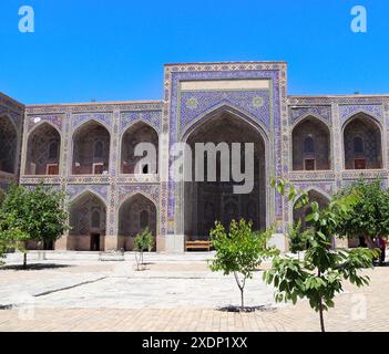 Сourtyard de Sher-dor Madrassah, Registan, Samarcande, Ouzbékistan. Cour intérieure avec arche avec décor carrelé, Sher Dor (Lion) Medressa, une partie de Regista Banque D'Images