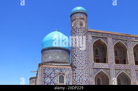 Détail architectural de la madrasah Tilya-Kori - dôme et arches avec des ornements carrelés, complexe Registan, Samarcande, Ouzbékistan Banque D'Images