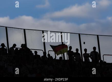 Francfort, Allemagne. 23 juin 2024. Les fans de l'Allemagne regardent le match de l'UEFA Euro 2024 Groupe A entre l'Allemagne et la Suisse à Francfort, Allemagne, le 23 juin 2024. Crédit : Bai Xuefei/Xinhua/Alamy Live News Banque D'Images