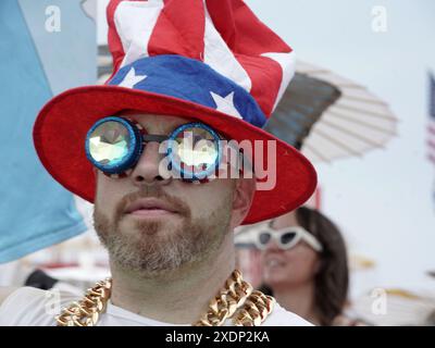 Brooklyn, États-Unis. 22 juin 2024. Un marché de parade sur la promenade de Coney Island. Malgré l'avis de chaleur, la Parade des sirènes était pleine de belles marcheurs costumés créatifs et beaucoup utilisaient diverses formes de plastique et de matériaux recyclés. (Photo de Susan Stava/SOPA images/SIPA USA) crédit : SIPA USA/Alamy Live News Banque D'Images