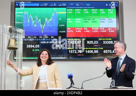 Bruxelles, Belgique. 24 juin 2024. Anna Bertona, CEO d’Azelis et Benoit van den Hove, CEO de NYSE Euronext Brussels, photographiés lors de la cérémonie d’ouverture de la Bourse Euronext Brussels à Bruxelles, accueillant Azelis Group dans l’indice Bel20, lundi 24 juin 2024. BELGA PHOTO BENOIT DOPPAGNE crédit : Belga News Agency/Alamy Live News Banque D'Images