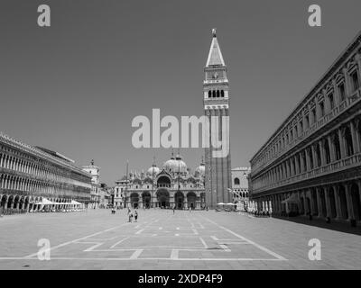 Venise, Italie - 30 juin 20220 photo en noir et blanc de la place saint Marc à venise, italie, avec des touristes admirant l'architecture Banque D'Images