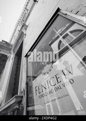 Venise, Italie - 30 juin 20220 photo en noir et blanc du panneau de théâtre la fenice reflétant sur la façade d'un bâtiment à venise, italie Banque D'Images