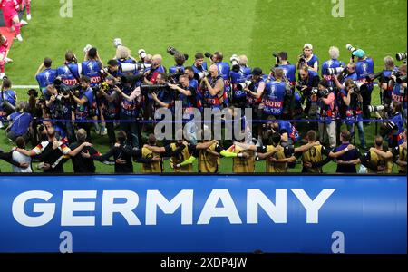 FRANCFORT-SUR-le-MAIN, ALLEMAGNE - 23 JUIN : photographes avant le match de la phase de groupes de l'UEFA EURO 2024 entre la Suisse et l'Allemagne au Frankfurt Arena le 23 juin 2024 à Francfort-sur-le-main, Allemagne. © diebilderwelt / Alamy Stock Banque D'Images