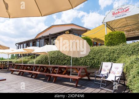 Prague, République tchèque - 9 juin 2024 : un endroit pour se détendre dans un café de bobsleigh sur une terrasse extérieure Banque D'Images