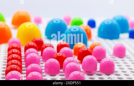 un paysage de petits bouchons en plastique de différentes couleurs Banque D'Images